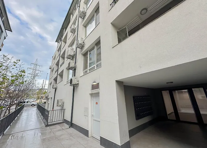 Daire 1bd Retreat With Balcony In Vibrant District By Flat Mаnager